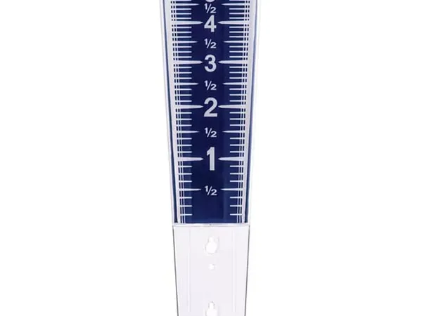 AcuRite 5-inch Magnifying Rain Gauge — fotografía de producto del pluviómetro sobre fondo liso
