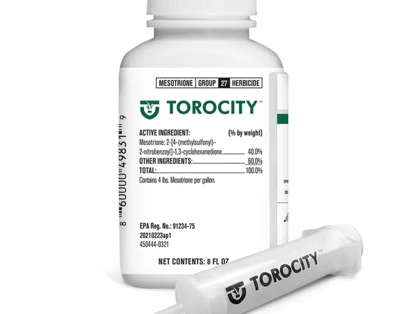 Atticus Torocity Mesotrione Herbicide, 8 oz — fotografía de producto del herbicida selectivo pre y posemergente sobre fondo liso