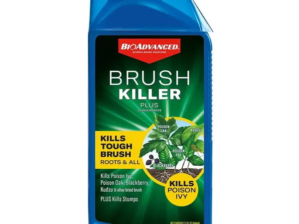BioAdvanced Brush Killer Plus Concentrate, 32 oz — fotografía de producto del herbicida para matorral e hiedra venenosa sobre fondo liso