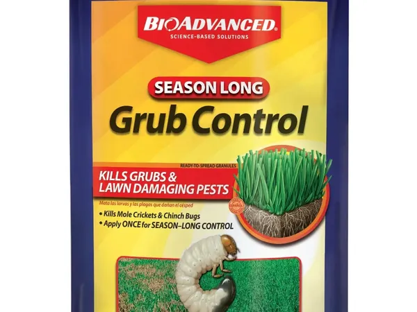 BioAdvanced Season Long Grub Control Granules — fotografía de producto del insecticida de superficie sobre fondo liso