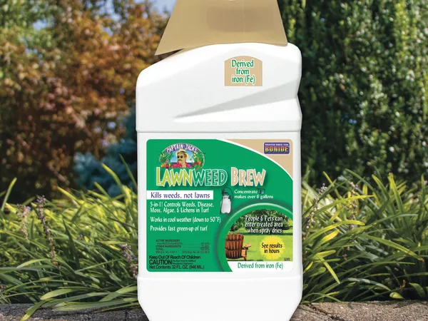 Bonide Captain Jack's Lawnweed Brew Concentrate — herbicida selectivo a base de hierro, fotografía de producto del fabricante