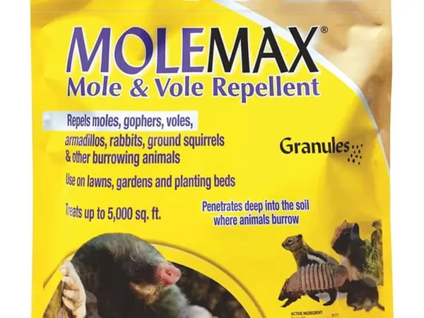 Bonide MOLEMAX Mole & Vole Repellent Granules (10 lb) — fotografía de producto de los gránulos repelentes de aceite de ricino sobre fondo liso