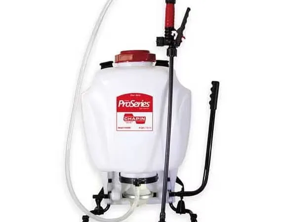 Pulverizador de mochila con bomba de diafragma Chapin 64800 — fotografía de producto de 4 galones sobre fondo liso