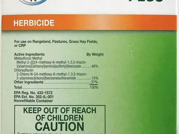 Bayer Cimarron Plus Pasture & Rangeland Herbicide, 2 oz — herbicida selectivo para pastizal y pradera, fotografía del fabricante tomada al aire libre sobre césped