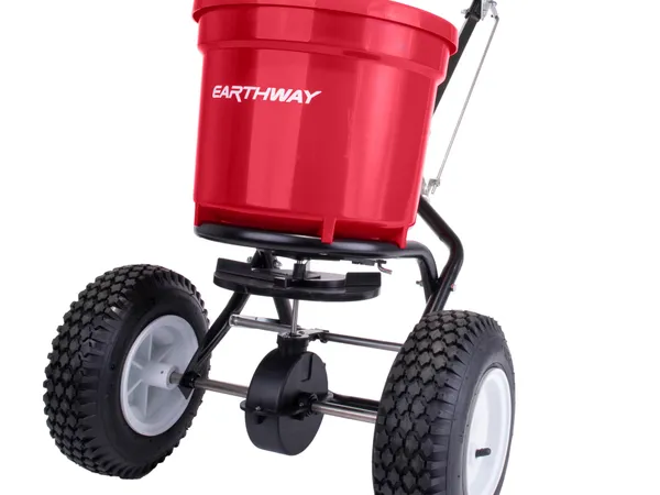 EarthWay 2150 Commercial Broadcast Spreader — fotografía de producto del esparcidor de empuje sobre fondo liso