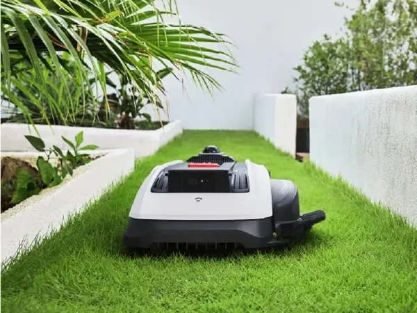 ECOVACS GOAT O1000 LiDAR PRO Robotic Mower — cortadora robot sin cable, fotografía del fabricante tomada al aire libre sobre césped