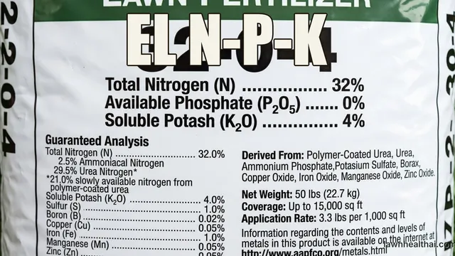 Una bolsa de fertilizante para césped sobre hierba verde con sus tres números de garantía N-P-K destacados en el panel frontal, con las palabras “EL N-P-K” dispuestas en la parte superior del encuadre