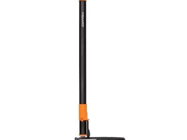 Fiskars Deluxe Stand-Up Weed Puller (4 garras, plataforma para el pie) — fotografía de producto del arrancamalezas manual sobre fondo liso