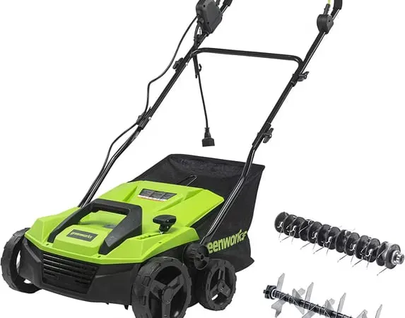 Escarificadora con cable Greenworks de 13 amperios y 14 pulgadas — fotografía de producto sobre fondo liso