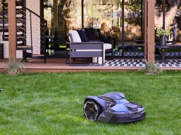 Husqvarna Automower 420 iQ Robotic Mower — cortadora robot sin cable, fotografía del fabricante tomada al aire libre sobre césped