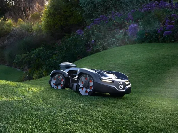 Husqvarna Automower 435 iQ AWD Robotic Mower — cortadora robot sin cable, fotografía del fabricante tomada al aire libre sobre césped