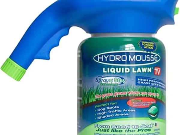 Hydro Mousse Liquid Lawn System — fotografía de producto del aplicador de manguera con semilla, fertilizante y colorante verde sobre fondo liso