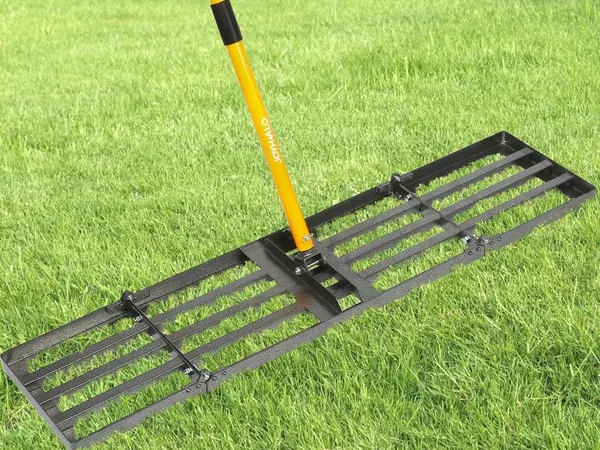 Rastrillo nivelador de césped genérico, placa de acero inoxidable de 30 × 10 in — rastrillo nivelador, fotografía del fabricante tomada al aire libre sobre césped