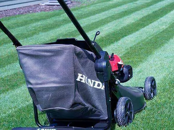 Lawn Stryper Generation 3 (Honda de 20 a 22 in) — rodillo de rayado para cortadora, fotografía del fabricante tomada al aire libre sobre césped