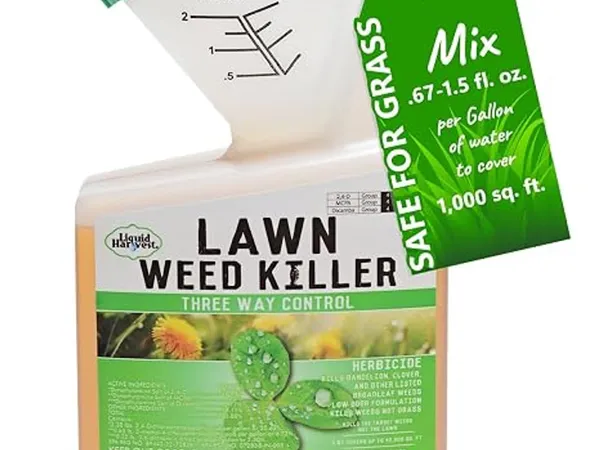 Liquid Harvest Lawn Weed Killer Three-Way Concentrate, 32 oz — fotografía de producto del herbicida selectivo para hoja ancha sobre fondo liso
