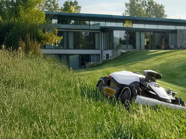 Mammotion LUBA 2 AWD 5000HX Robotic Mower — cortadora robot sin cable, fotografía del fabricante tomada al aire libre sobre césped