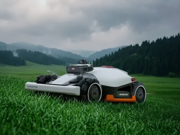 Mammotion LUBA 3 AWD 5000H Robotic Mower — cortadora robot sin cable, fotografía del fabricante tomada al aire libre sobre césped