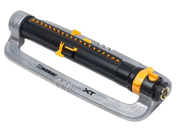 Melnor XT Turbo Oscillating Sprinkler — fotografía de producto del aspersor oscilante sobre fondo liso