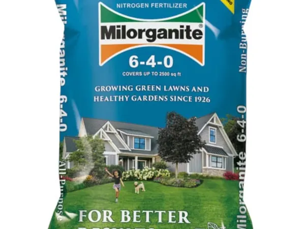Milorganite Slow-Release Nitrogen Fertilizer (6-4-0) — fotografía de producto del fertilizante orgánico para césped sobre fondo liso