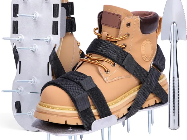 Ohuhu Lawn Aerator Shoes, sandalias con púas — fotografía de producto de las sandalias aireadoras de púas sobre fondo liso