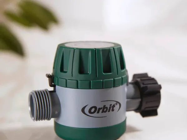 Orbit Mechanical Water Timer (62034) — fotografía de producto del temporizador mecánico de manguera sobre fondo liso