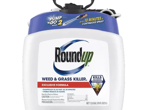 Roundup Weed & Grass Killer₄ con pulverizador Pump 'N Go 2 (1.33 gal) — fotografía de producto del herbicida no selectivo listo para usar sobre fondo liso