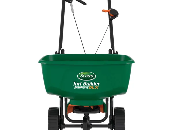 Scotts Turf Builder EdgeGuard DLX Broadcast Spreader — fotografía de producto del esparcidor de voleo sobre fondo liso