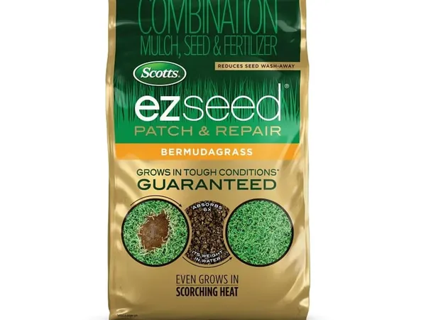 Scotts EZ Seed Patch & Repair, Bermudagrass — fotografía de producto de la combinación de semilla de estación cálida, mantillo y fertilizante sobre fondo liso