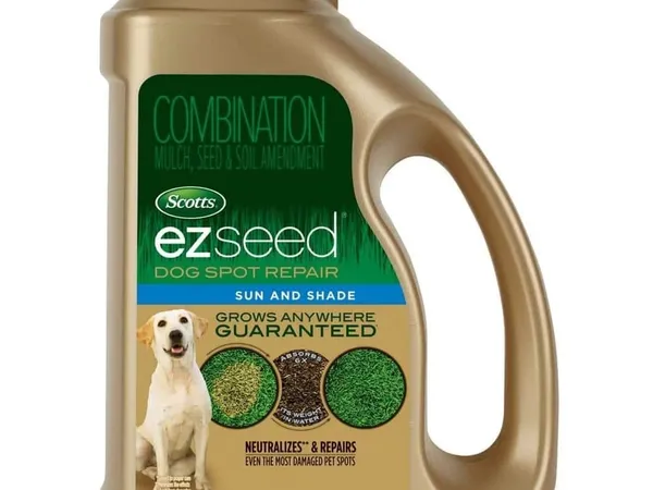 Scotts EZ Seed Dog Spot Repair, Sun and Shade — fotografía de producto de la combinación de semilla, mantillo y enmienda para manchas de orina sobre fondo liso