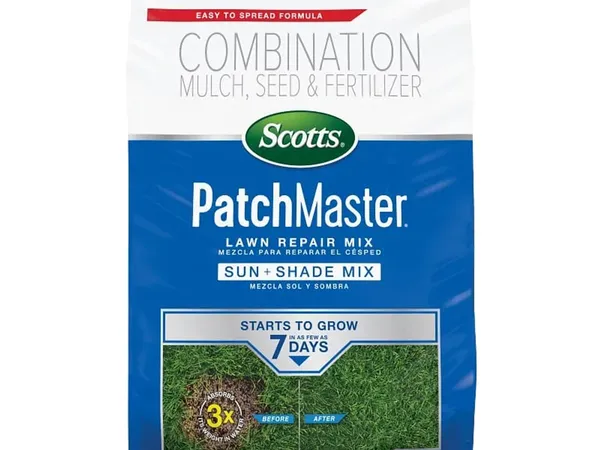 Scotts PatchMaster Lawn Repair Mix, Sun + Shade — fotografía de producto de la mezcla de reparación con semilla, mantillo y fertilizante sobre fondo liso