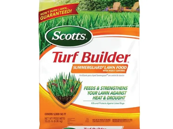 Scotts Turf Builder SummerGuard Lawn Food with Insect Control — fotografía de producto del fertilizante con insecticida sobre fondo liso