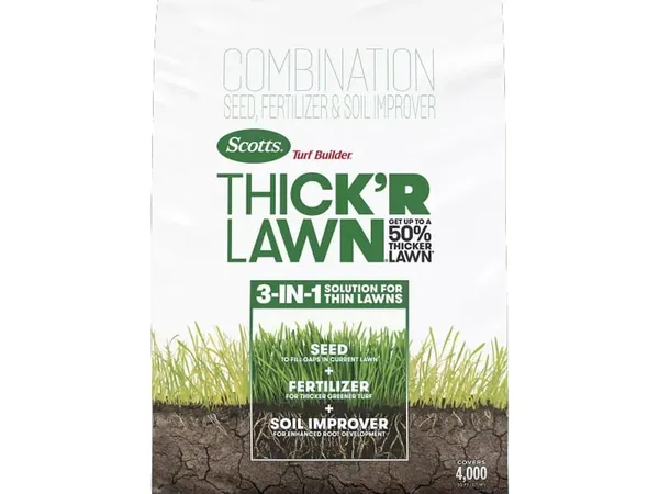 Scotts Turf Builder Thick'R Lawn, Sun & Shade — fotografía de producto de la combinación de semilla, fertilizante y enmienda de suelo sobre fondo liso