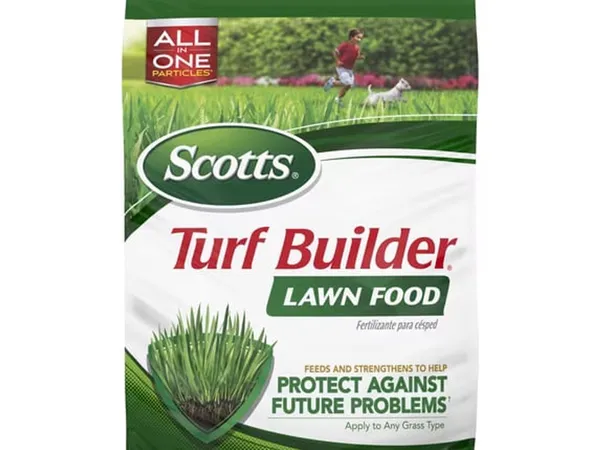 Scotts Turf Builder Lawn Food (32-0-4) — fotografía de producto del fertilizante de césped sobre fondo liso