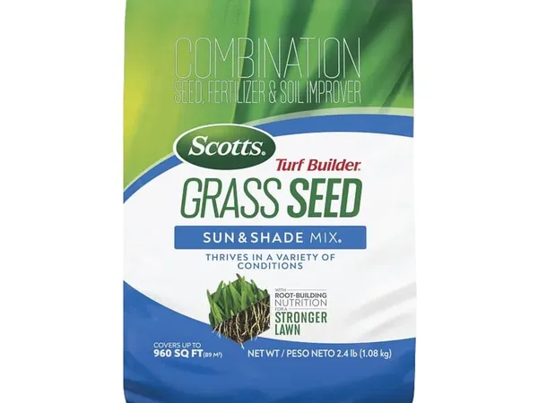 Scotts Turf Builder Grass Seed Sun & Shade Mix — fotografía de producto de la mezcla de semilla de estación fría con fertilizante y enmienda de suelo sobre fondo liso