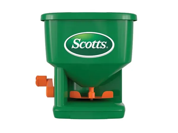 Scotts Whirl Hand-Powered Spreader — fotografía de producto del esparcidor manual sobre fondo liso