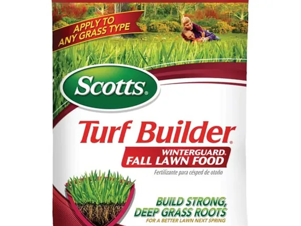 Scotts Turf Builder WinterGuard Fall Lawn Food (32-0-10) — fotografía de producto del fertilizante de otoño para césped sobre fondo liso