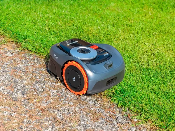 Segway Navimow i110N Robotic Mower — cortadora robot sin cable, fotografía del fabricante tomada al aire libre sobre césped