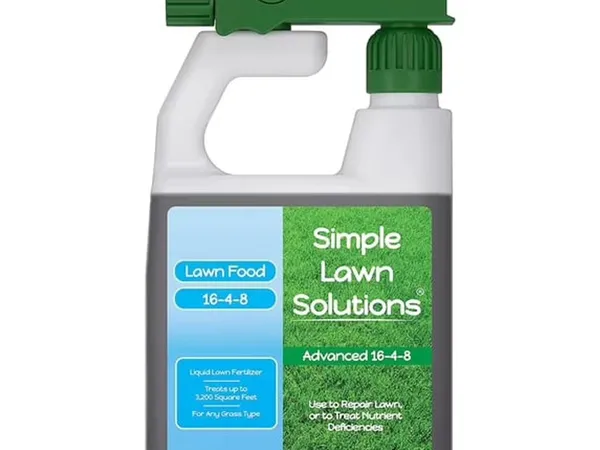 Simple Lawn Solutions Advanced 16-4-8 Balanced NPK Lawn Food (32 oz) — fotografía de producto del fertilizante líquido completo sobre fondo liso