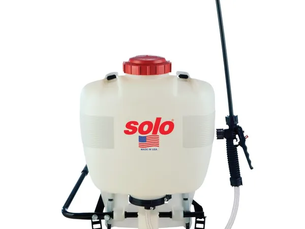 Pulverizador de mochila de pistón Solo 425 — fotografía de producto manual de 4 galones sobre fondo liso