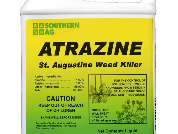 Southern Ag Atrazine St. Augustine Weed Killer, 32 oz — fotografía de producto del herbicida selectivo pre y posemergente sobre fondo liso
