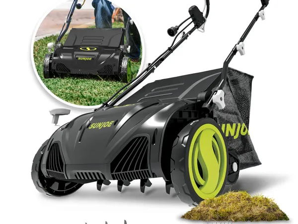 Sun Joe AJ805E 15 in Electric Dethatcher con rodillo escarificador — fotografía de producto del escarificador eléctrico con cable sobre fondo liso
