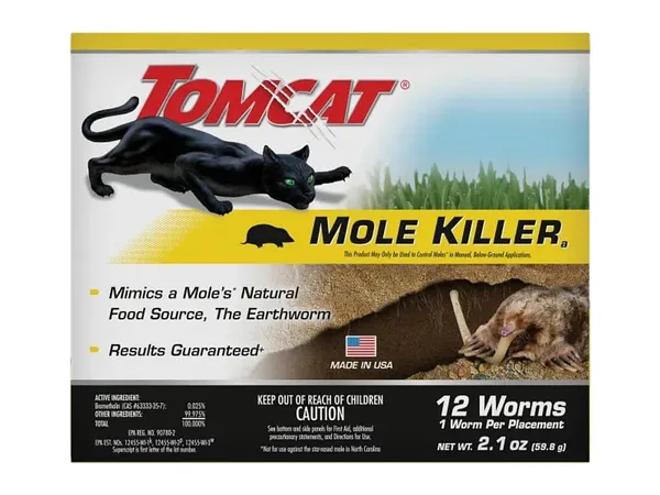 Tomcat Mole Killer, 12 cebos lombriz — fotografía de producto del cebo con brometalina para topos sobre fondo liso