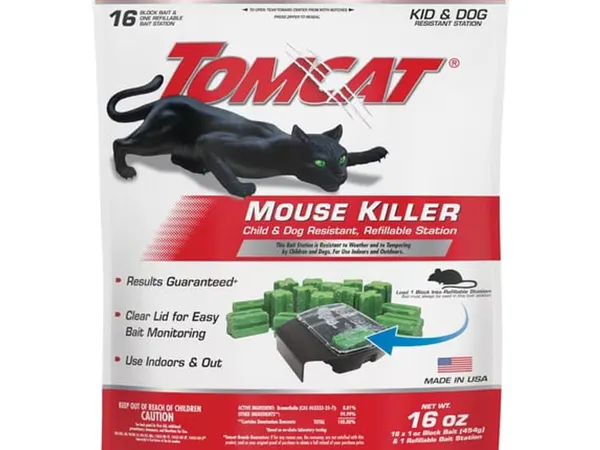 Tomcat Mouse Killer Refillable Station con 16 bloques de cebo — fotografía de producto de la estación recargable de cebo para roedores sobre fondo liso