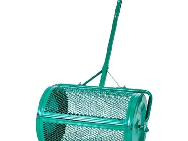 VEVOR Compost and Peat Moss Spreader, 24 in — fotografía de producto del esparcidor rotativo de malla para recebo sobre fondo liso