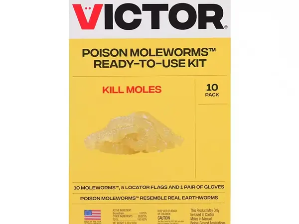 Victor Poison Moleworms con banderitas localizadoras de túnel (paquete de 10) — fotografía de producto del cebo con brometalina para topos con banderitas de marcado sobre fondo liso